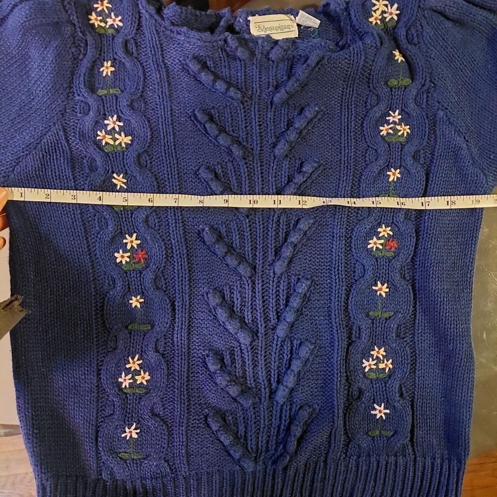 Vintage sweater with puffed shoulders and floral details. - Picture 4 of 6